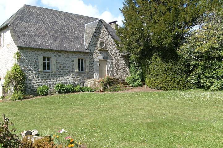 Gîte pour 4 personnes, avec jardin et terrasse à Servières-le-Château