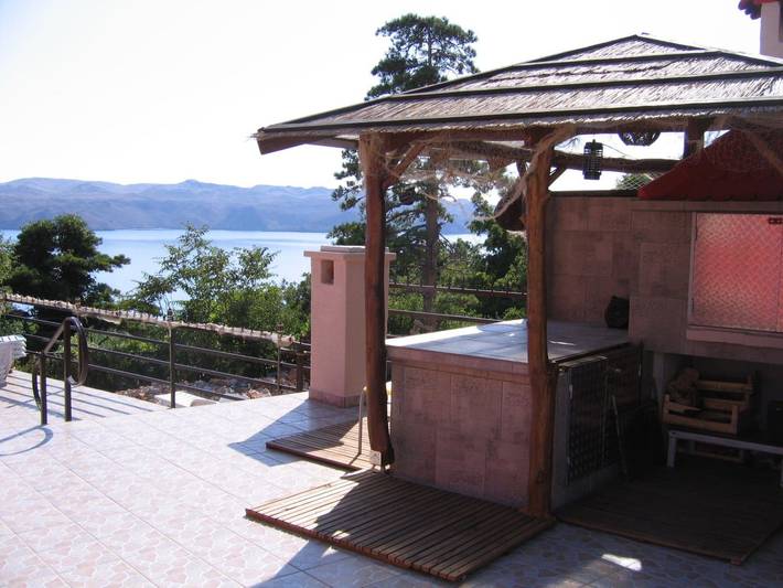 Ferienwohnung für 2 Personen, mit Balkon und Terrasse sowie Garten in Karlobag