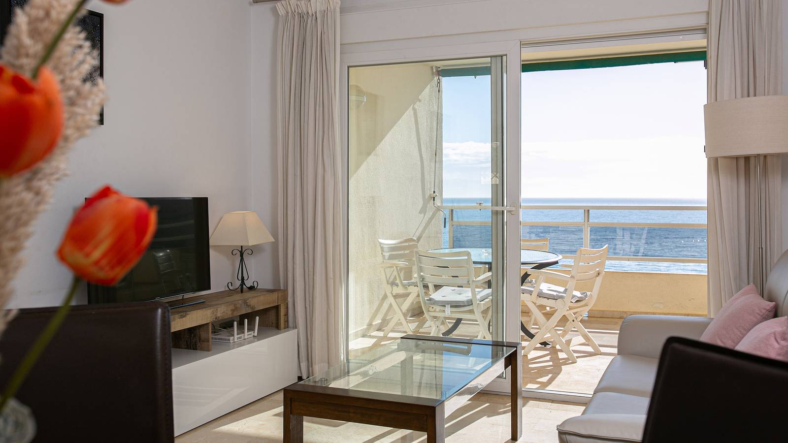 Entire apartment, Apartment 'Edificio Caesar Imperator' with Sea View, Pool, Wi-Fi & Garden in Playa de la Fontanilla, Marbella