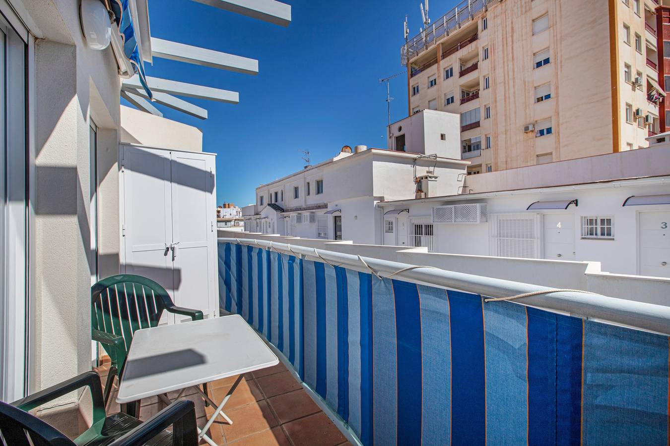 Entire apartment, Apartment 'Plata Ático' with Private Terrace, Balcony and Air Conditioning in Torremolinos Centre, Torremolinos