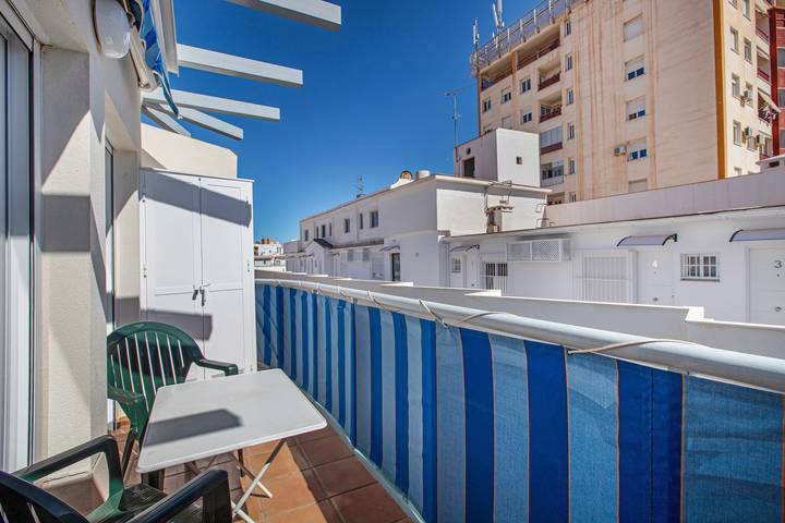 Entire apartment, Apartment 'Plata Ático' with Private Terrace, Balcony and Air Conditioning in Torremolinos Centre, Torremolinos