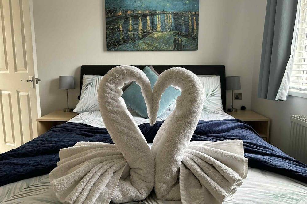 River Retreat Lodge is front line with panoramic views over the river Avon. in Stratford upon Avon, Warwickshire
