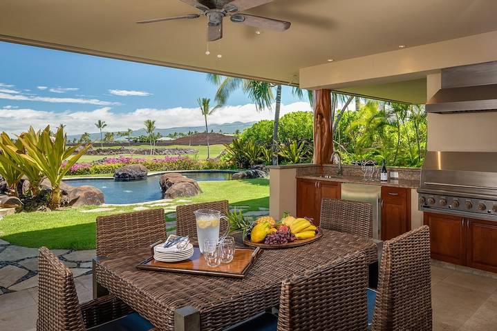 Vacation rental for 6 people, with pool and balcony as well as yard and hot tub in Waikoloa