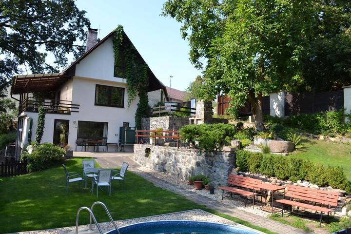 Location de vacances pour 6 personnes, avec jardin ainsi que piscine et vue à Tábor