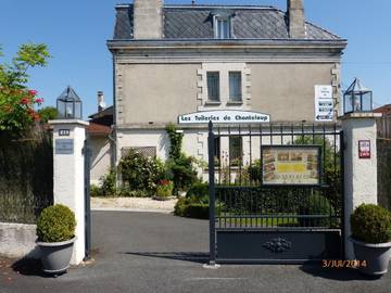 Maison d’hôte pour 2 personnes, avec terrasse ainsi que vue et piscine à La Roche-Chalais