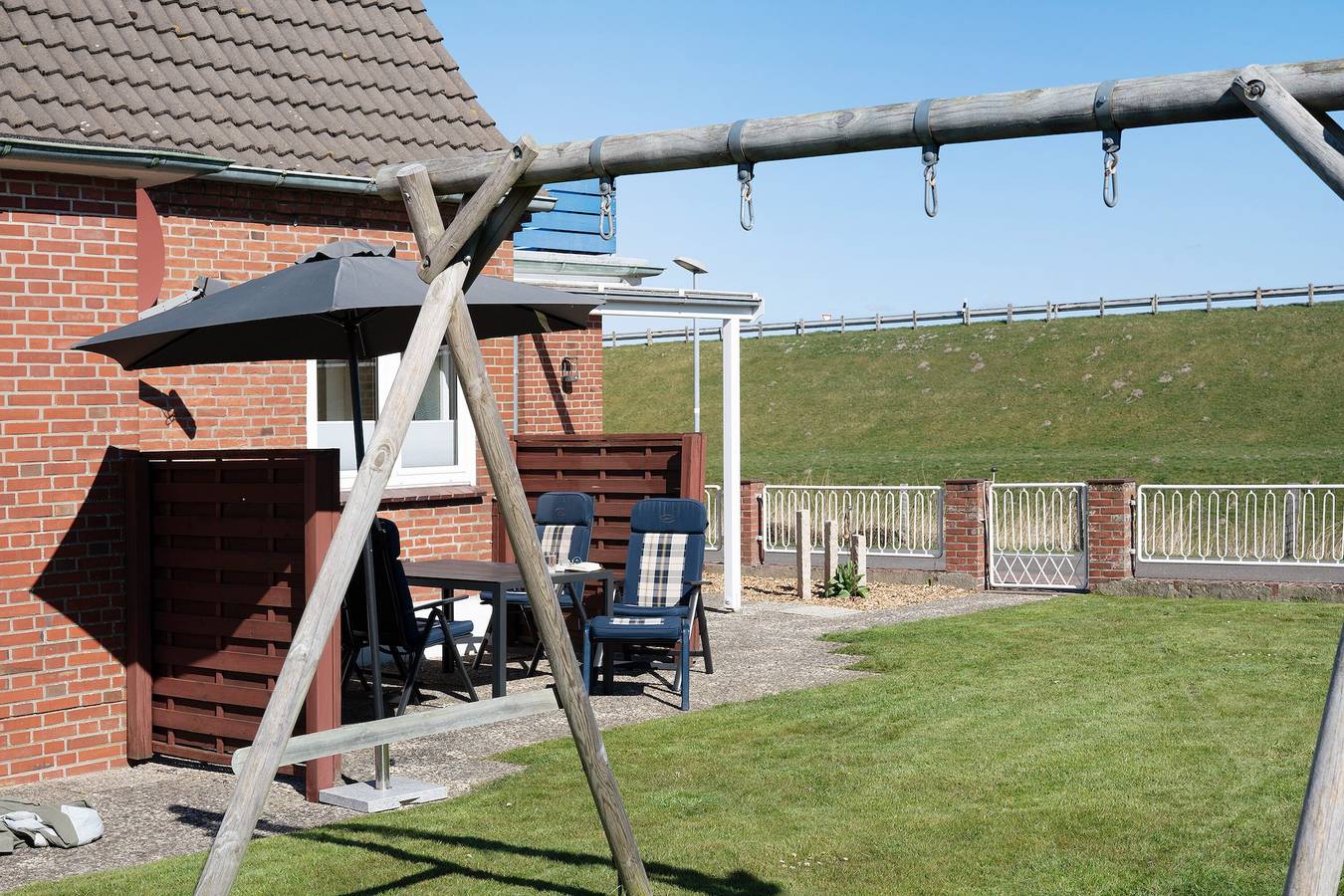 Entire studio, Studio Apartment 'Ferienwohnung Friesenkoje' with Private Terrace, Shared Garden and Wi-Fi in Nordstrand (Municipality), Nordseeküste