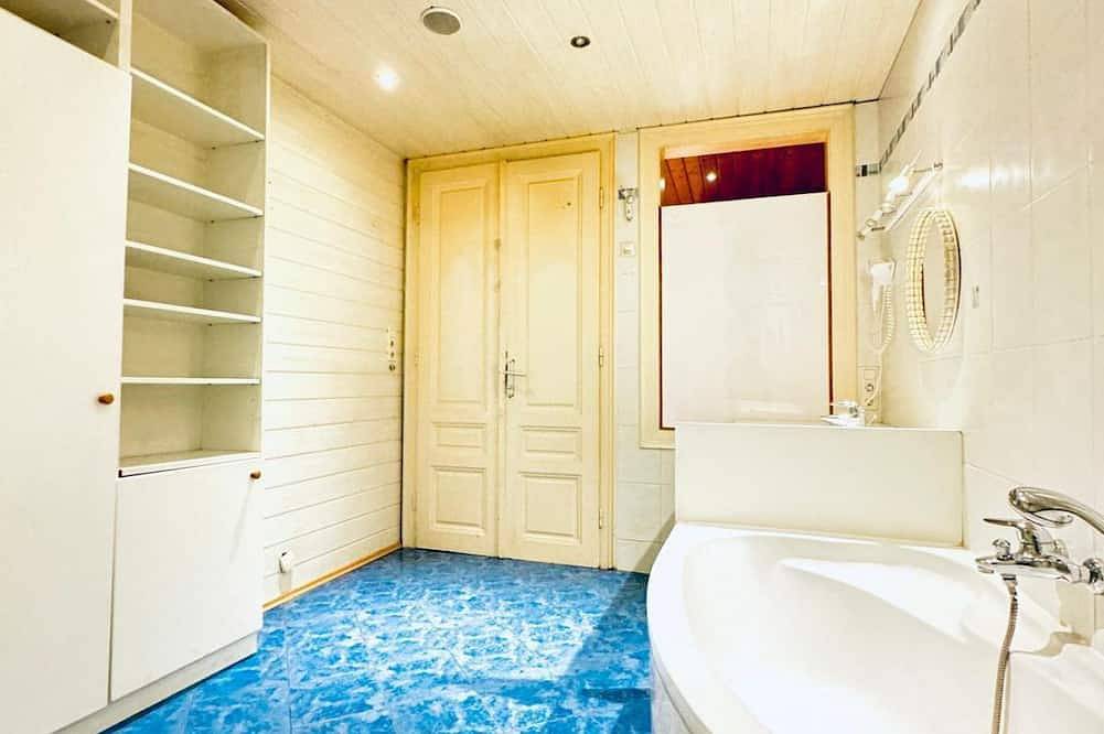 Ganze Wohnung, Bright Room w/ Desk | Walk to Fac Platz in Floridsdorf, Wien
