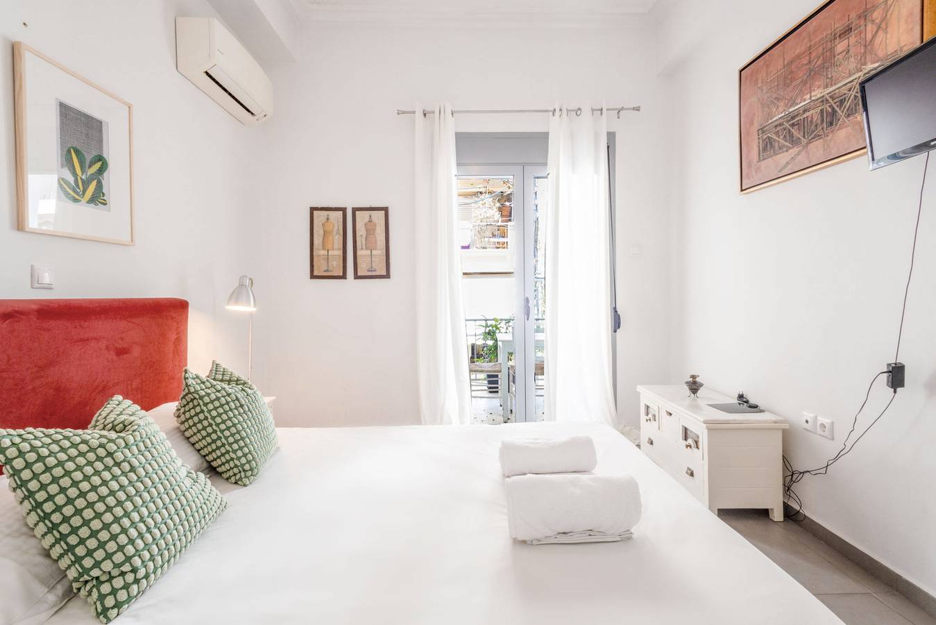 Renovated (2025) 4 Bdr House near Acropolis - New Beds, Terrace & Green Yard in Sezione centrale di Atene, Atene
