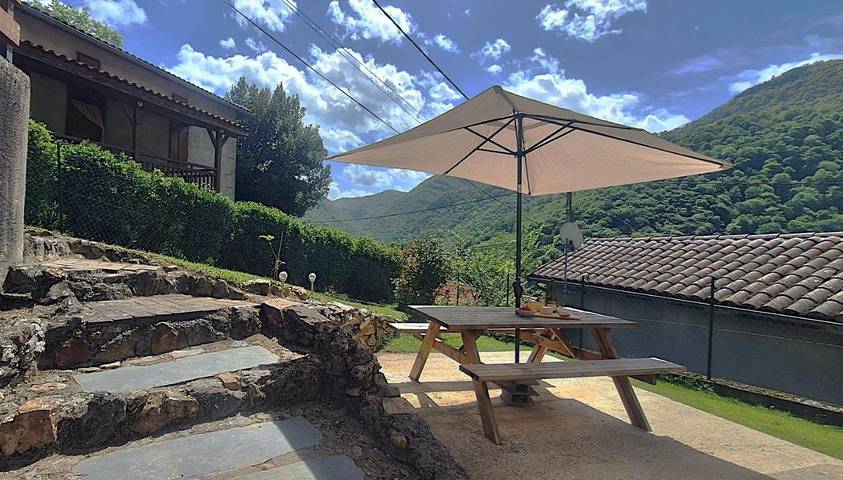 Location de vacances pour 6 personnes, avec Terrasse ainsi que Jardin et Vue à Sengouagnet