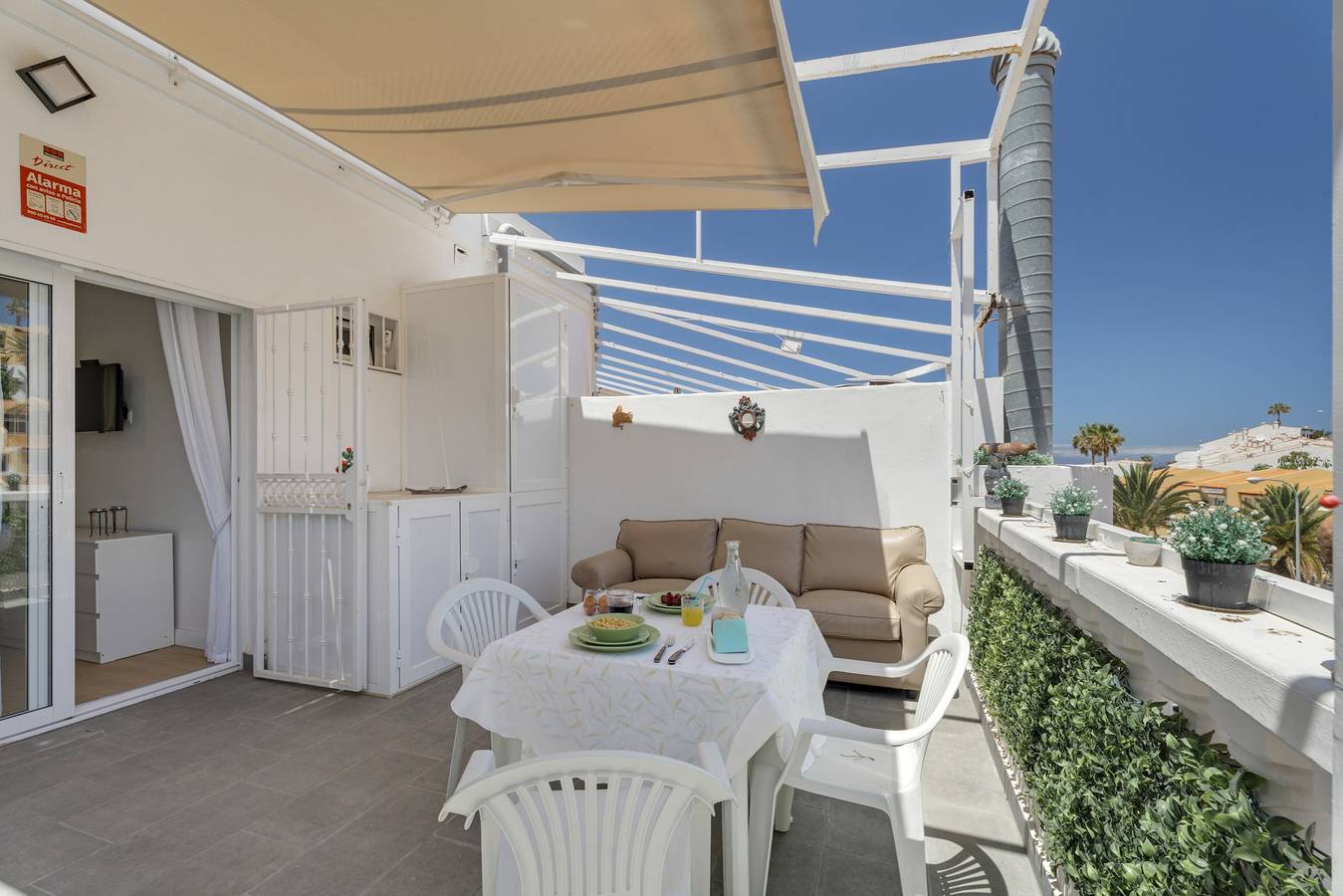 Apartamento entero, Vacaciones 'Sun Garden' con vistas a la montaña, terraza privada y Wi-Fi in San Eugenio Alto, Adeje