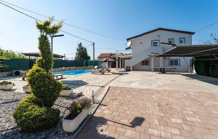 Gemütliche 2-Zimmer-Wohnung mit Terrasse, WLAN und Parkplatz in Posedarje, Zadar