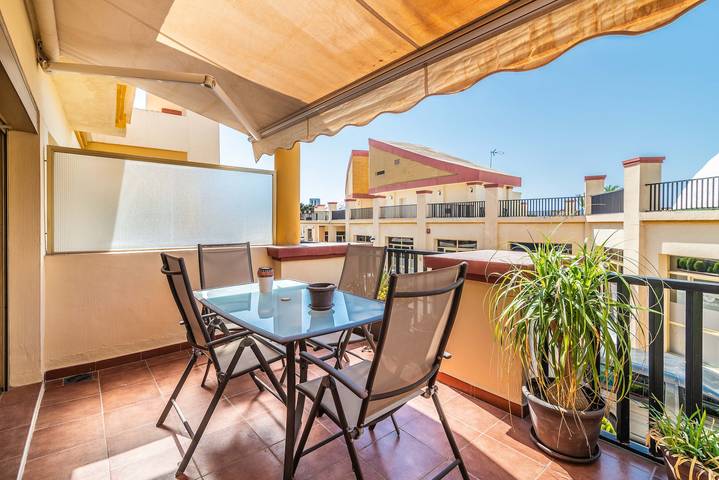 Apartamento entero, Apartamento 'Romana Playa' con piscina comunitaria, Wi-Fi y aire acondicionado in Don Carlos Elviria, Marbella