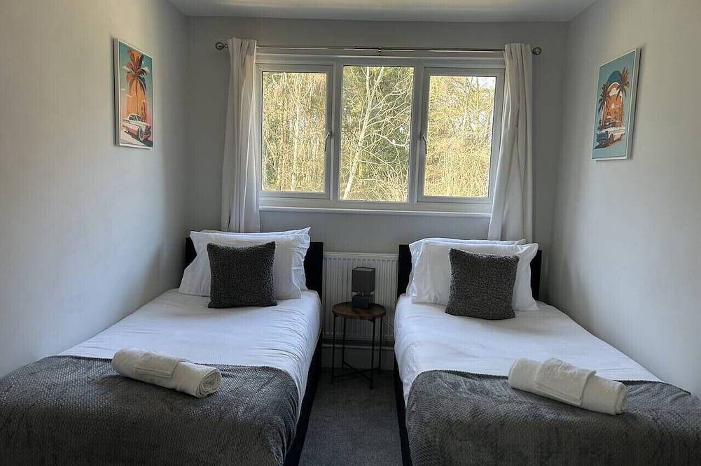 Spacious 3 bedroom House, Close to Gatwick in Crawley, West Sussex