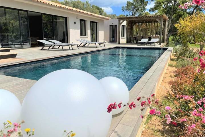 Villa pour 8 personnes, avec jardin ainsi que terrasse et piscine