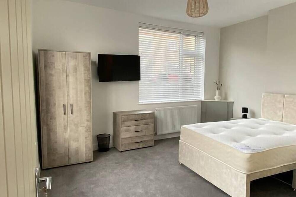 #106 Stylish 4Bedroom Retreat Walk to Rugby Centre in Warwickshire