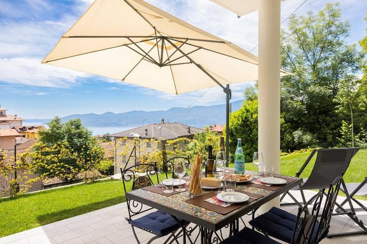 Ferienwohnung für 4 Personen, mit Terrasse und Garten sowie Seeblick und Ausblick