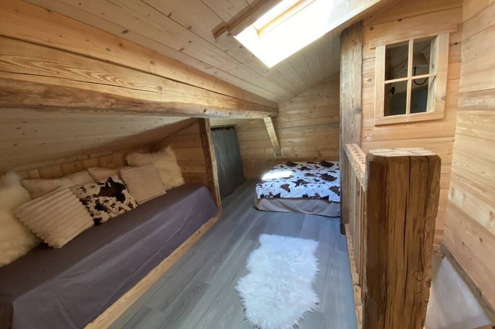 Small cozy nest perched in the mountains in Glières-Val-de-Borne, Région de Bonneville