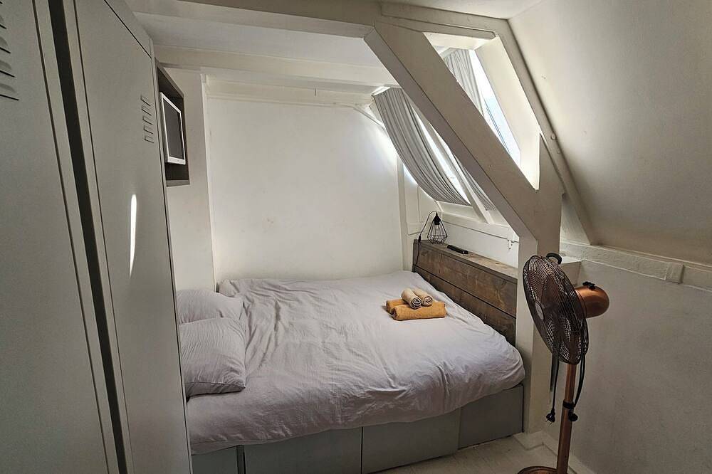 Two bedroom apartment in historic Canalhouse from 1618 - City centre in Dutch Coast
