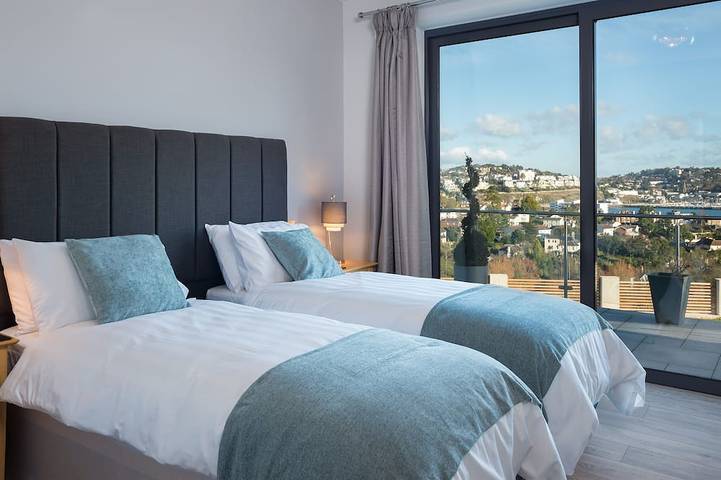 Appartement entier, Appartement de luxe - 4 personnes - Vues spectaculaires avec piscine privée et bain à remous in Torquay, Torbay