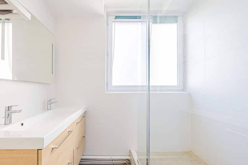 Entire apartment, Beautiful flat 2 rooms near Paris/La Défense in Suresnes, Hauts-de-Seine