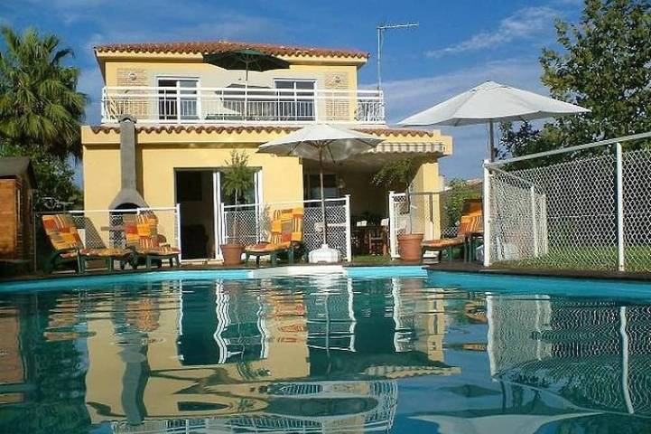 Chalet para 12 personas, con piscina y jardín en Ribarroja del Turia
