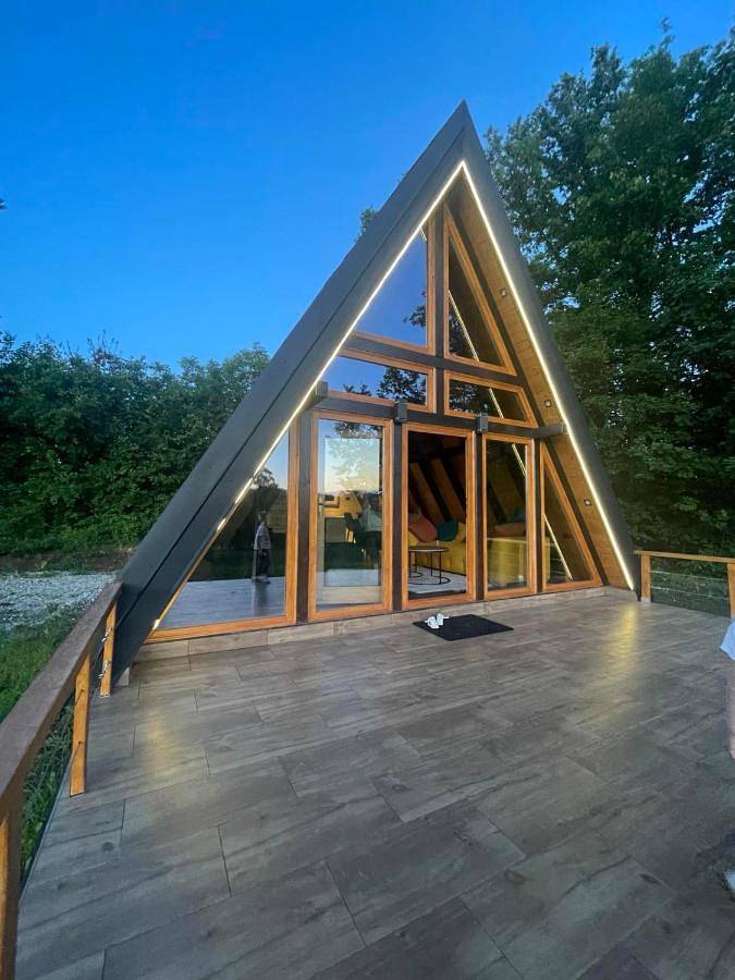 Location de vacances pour 5 personnes, avec balcon et piscine ainsi que jardin et vue à Kosjerić