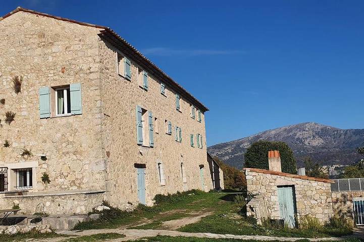 Gîte pour 10 personnes, avec piscine et jardin à Gourdon (Provence-Alpes-Côte d'Azur)