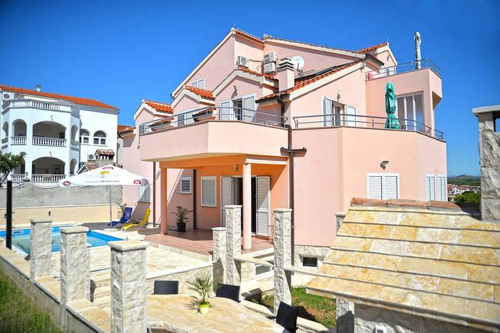Ferienhaus für 5 Personen, mit Pool und Garten sowie Balkon in Vodice