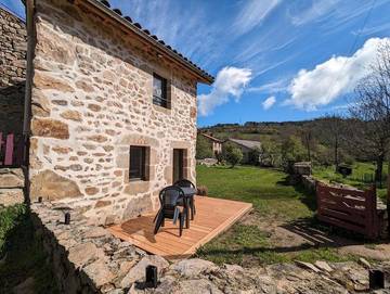 Gîte pour 3 personnes, avec vue et jardin à Chaspinhac
