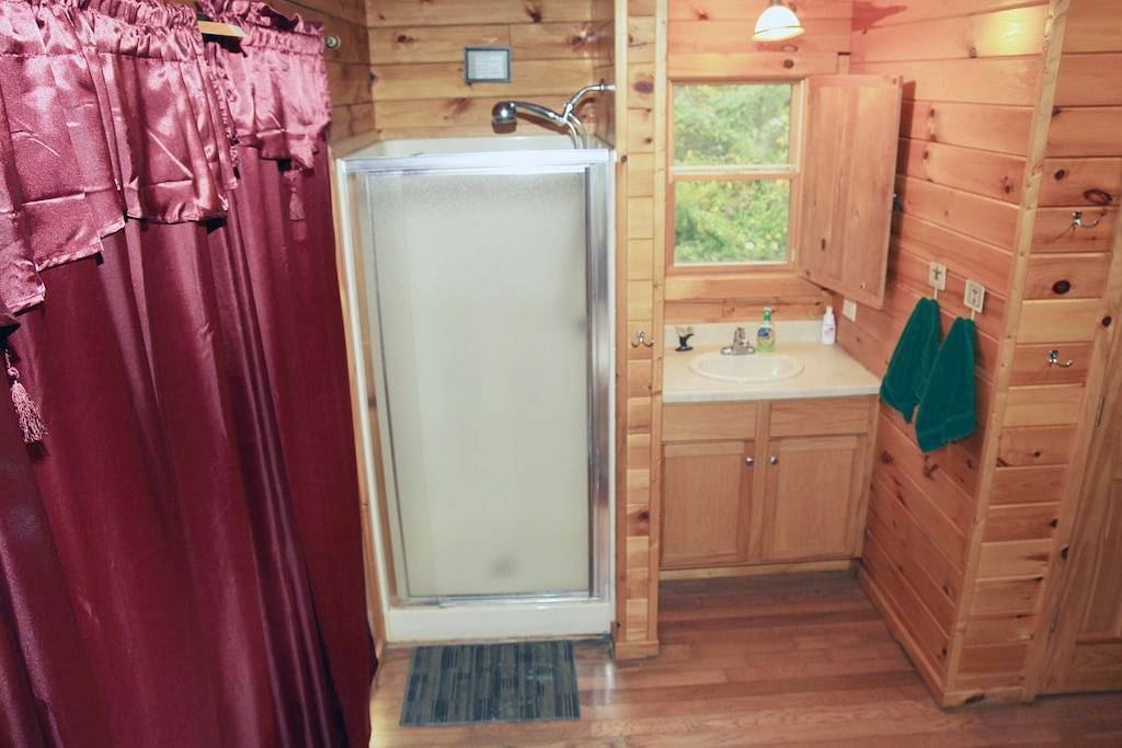 Kabine-Eigenes Badezimmer-Standard-Lovebirds Cabin in Hocking Hills