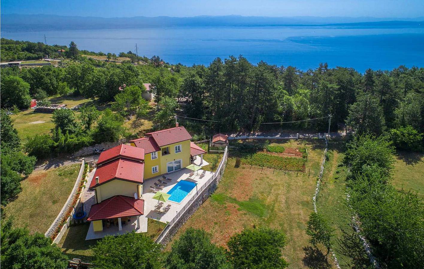 Geräumige 2-Zimmer-Wohnung mit Pool und Terrasse, 2 km vom Strand Sv. Ivan entfernt in Moscenicka Draga, Primorje-Gorski Kotar