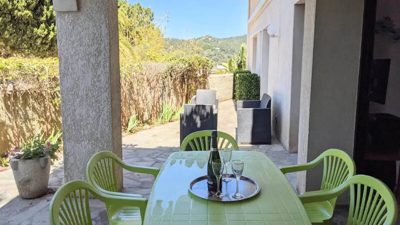 Apartamento vacacional entero, Apartamento de vacaciones para 5 personas con terraza in Coti-Chiavari, Region de Ajaccio