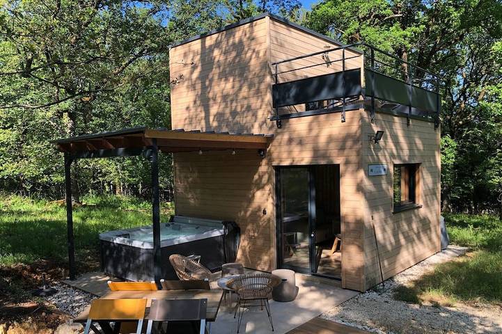 Cabane en bois pour 4 personnes, avec piscine et jacuzzi ainsi que balcon et jardin - 1