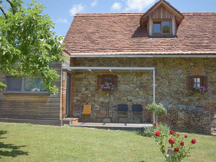 Ferienwohnung für 6 Personen, mit Ausblick und Pool sowie Garten und Sauna, kinderfreundlich in Pischelsdorf am Kulm