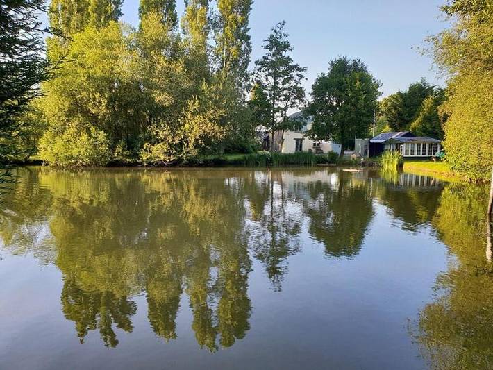 Location de vacances pour 3 personnes, avec jardin ainsi que vue et vue sur le lac à Villiers-le-Pré
