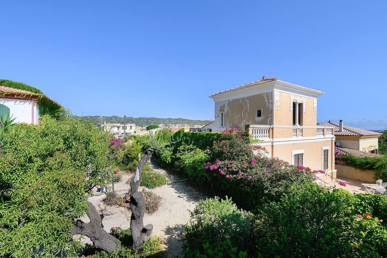 Holiday Home 'Villa Ondina Carloforte' near the Beach with Terrace and Wi-Fi in Carloforte, Sulcis Iglesiente