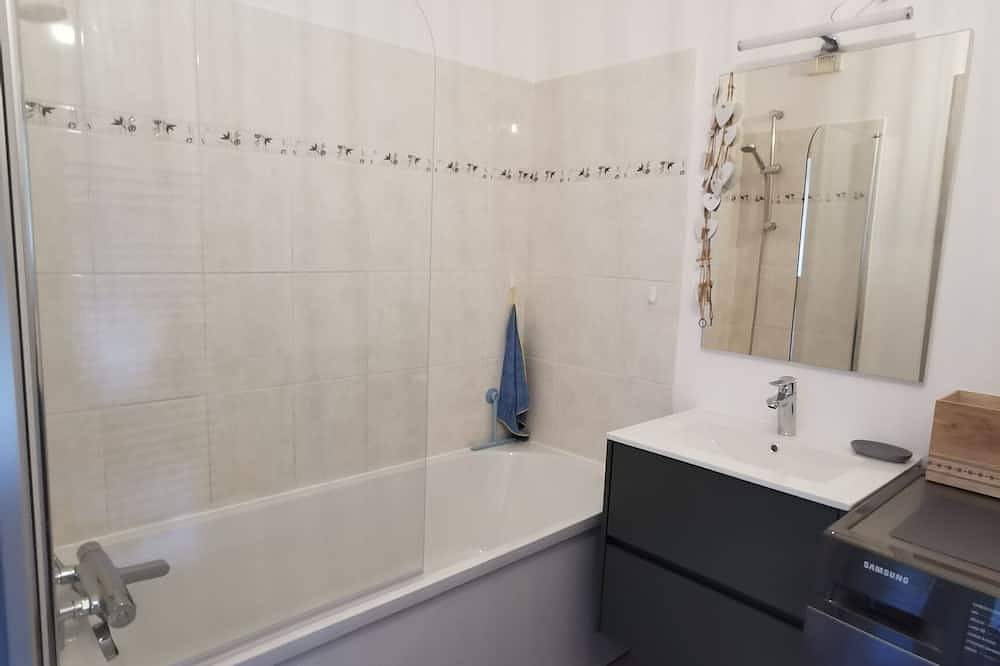 Entire apartment, 100m from the center! Apartment with balcony in Trets, Aix-en-Provence region
