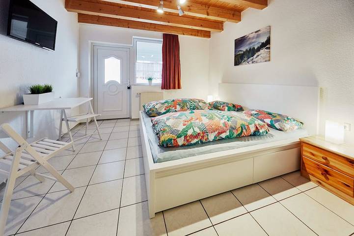 Ganze Wohnung, Schönes Zimmer mit Bad - nur 10 Gehminuten vom Europa-Park in Europa-Park, Rust