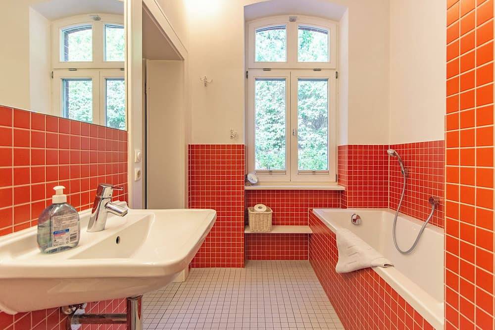 Ganze Wohnung, Lotsenwohnung - Stilvolle Ferienwohnung mit Ostseeblick, Kamin und Terrasse in Barhöft, Klausdorf