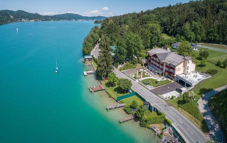Hotel, mit Balkon und Terrasse sowie Garten und Ausblick in Schiefling am See