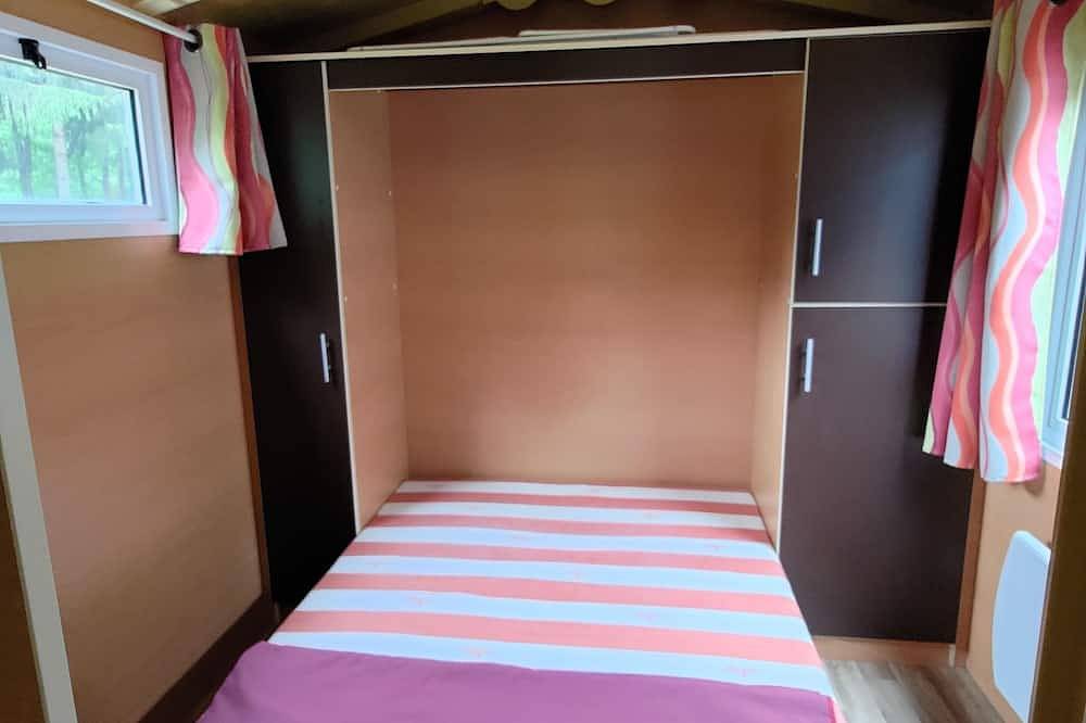 Roulotte dans un domaine ! in Saint-Sauves-d'Auvergne, Parc naturel régional des Volcans d'Auvergne