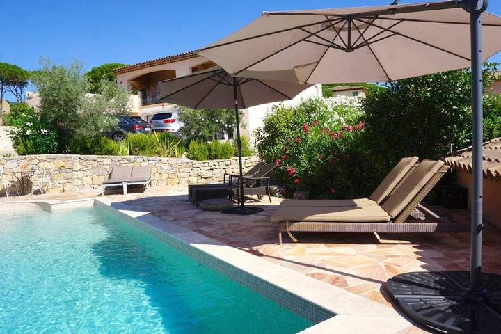 Location de vacances pour 2 personnes, avec jardin ainsi que vue et piscine à Sainte-Maxime - 4