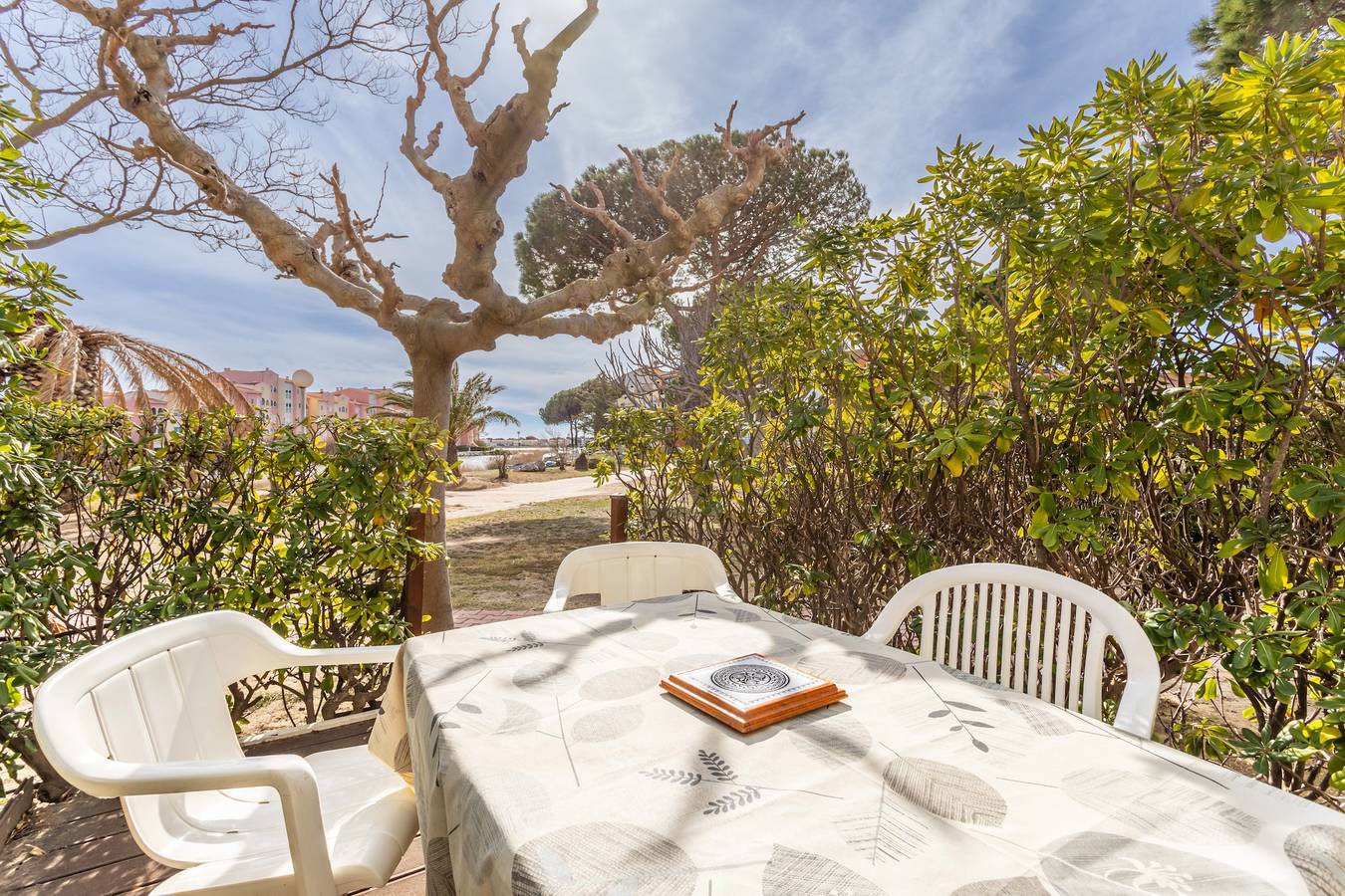 Ganze Wohnung, Ferienwohnung 'Appart T2 30m2 Et Jardinet' mit Seeblick, privatem Pool und privater Terrasse in Le Barcarès, Mittelmeerküste (Frankreich)