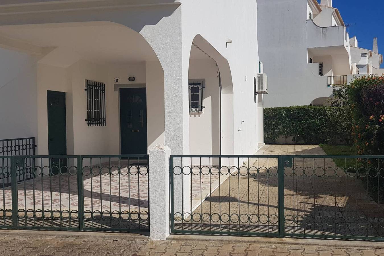 Modernes Haus in Altura mit Terrasse und Stadtblick in Altura, Faro Distrikt