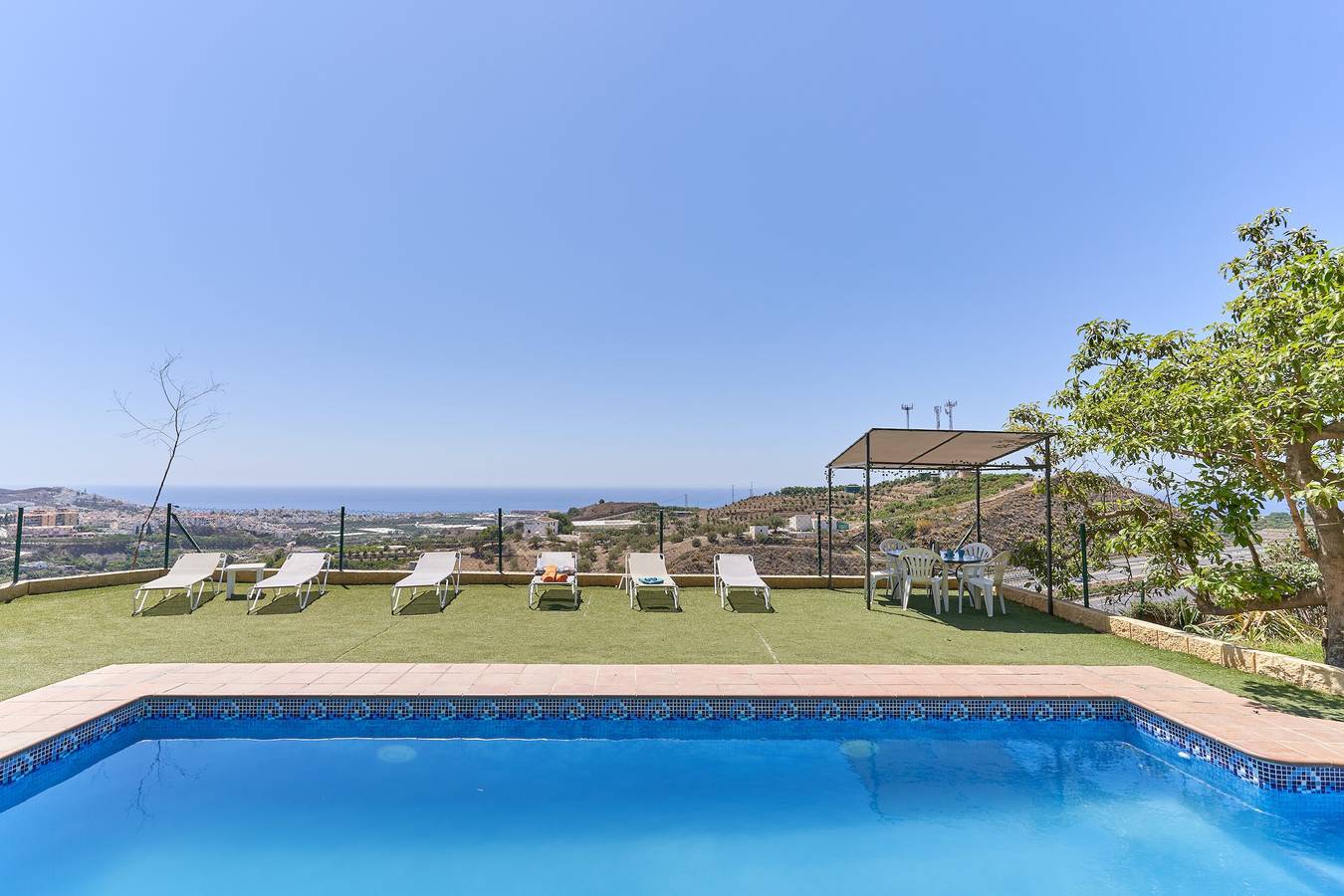 Vakantiehuis 'Villa Torrox Costa' met Uitzicht op Zee, Zwembad, Tuin & Wifi in Torrox, Costa del Sol