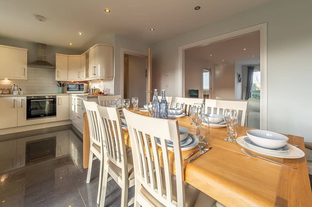 Holiday Home for 10 People in Perranporth, Cornwall