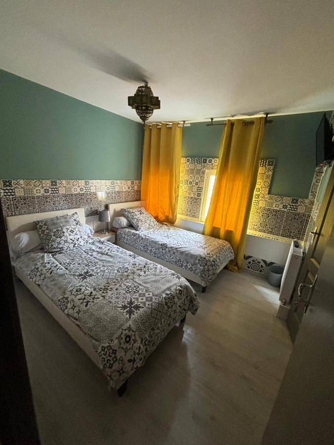 Single Room with Private Bathroom in Arcis-sur-Aube, Aube