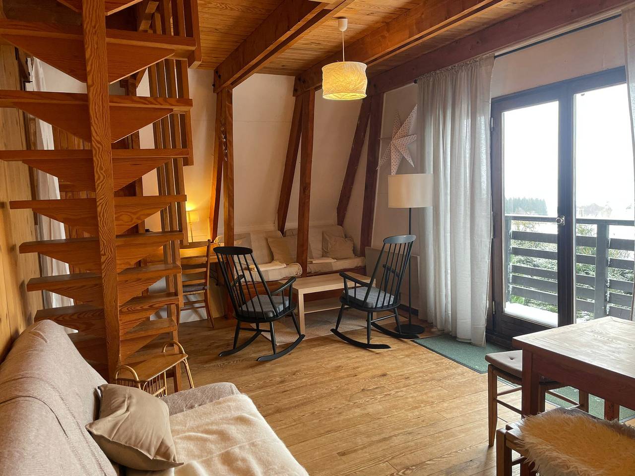 Berghütte mit Balkon, nahe Pisten und Zentrum in Super Besse, Besse-et-Saint-Anastaise