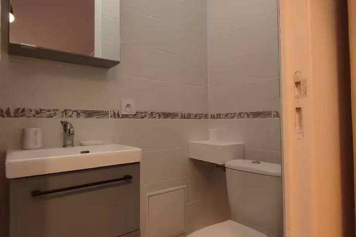 Apartamento entero, Small studio apartment right in the heart of downtown Meaux, with the train station less than a 10-minute walk away in Meaux, Sena y Marne