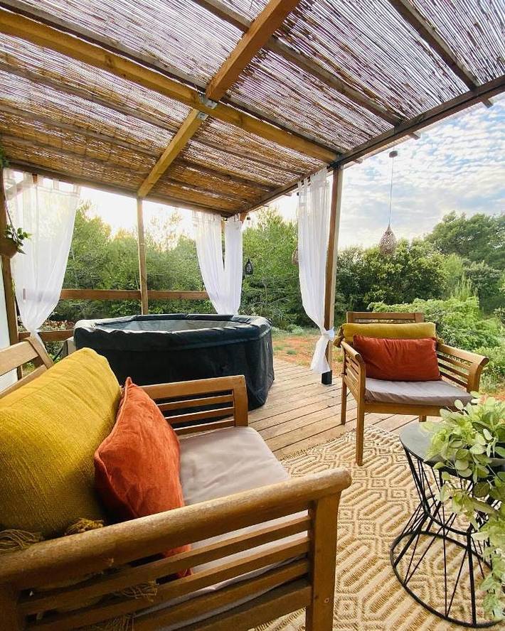 Mobil home pour 2 personnes, avec vue ainsi que jardin et terrasse à Jouques - 2